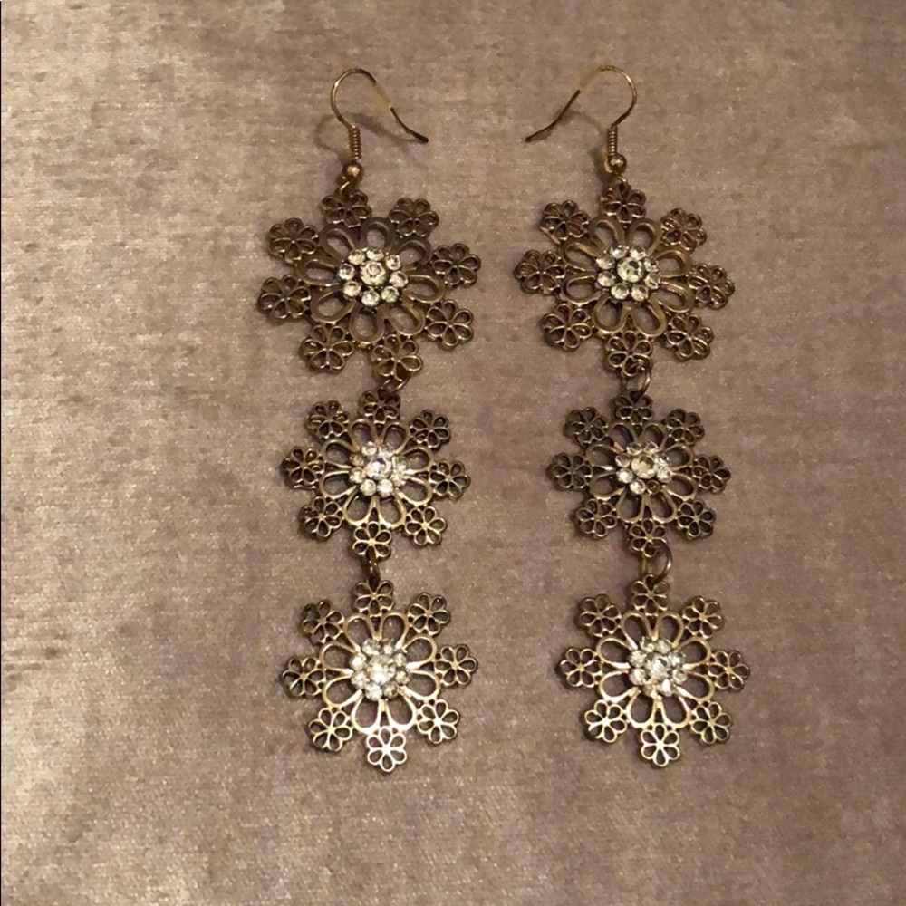 Snow earring brand new with gift box